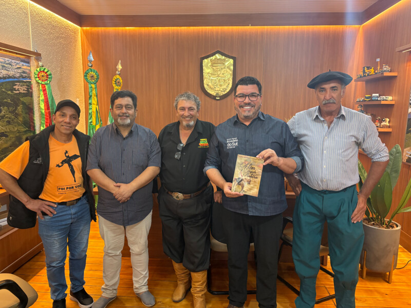 prefeito-recebe-exemplar-de-obra-poetica-de-lauro-antonio-correa-simoes