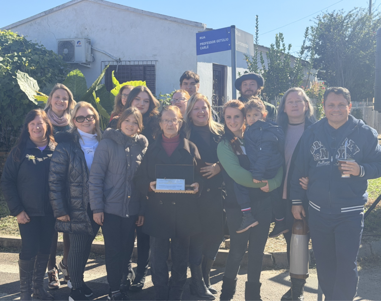 rua-professor-getulio-carle-e-oficialmente-denominada-em-cerimonia-realizada-no-bairro-artidor-ortiz